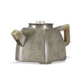 AN INSCRIBED PEWTER YIXING TEAPOT AND COVER - фото 3