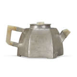 AN INSCRIBED PEWTER YIXING TEAPOT AND COVER - фото 4