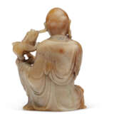 A SMALL SOAPSTONE FIGURE OF A SEATED LUOHAN - Foto 2