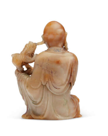 A SMALL SOAPSTONE FIGURE OF A SEATED LUOHAN - фото 2