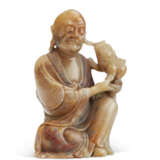 A SMALL SOAPSTONE FIGURE OF A SEATED LUOHAN - Foto 3