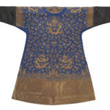 A BLUE-GROUND GOLD THREAD EMBROIDERED ROBE - Foto 2