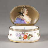 A FINE PORCELAIN SILVER-GILT MOUNTED SNUFFBOX WITH THE P - фото 1