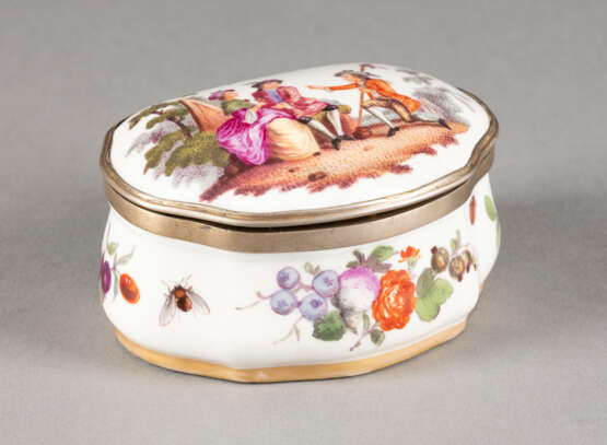 A FINE PORCELAIN SILVER-GILT MOUNTED SNUFFBOX WITH THE P - фото 2