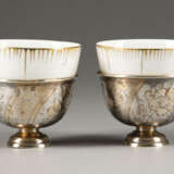 A PAIR OF PORCELAIN CUPS WITH SILVER FOOT WITHIN CASE Ru - Foto 2