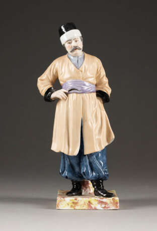 A PORCELAIN FIGURE OF A COSSACK In the manner of the Gar - фото 1