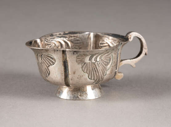 A SILVER CHARKA Russian, Moscow, 1779 Shaped oval, the l - фото 1