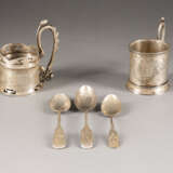 TWO SILVER TEAGLASS-HOLDERS AND THREE SPOONS, ONE WITH E - Foto 1