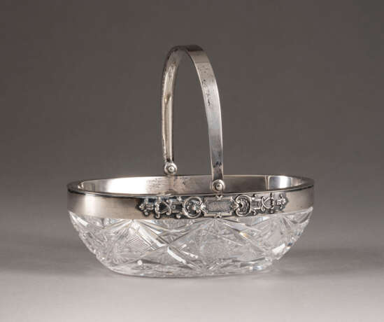A SILVER-MOUNTED CUT-GLASS BOWL WITH HANDLE Russian, Mos - Foto 1