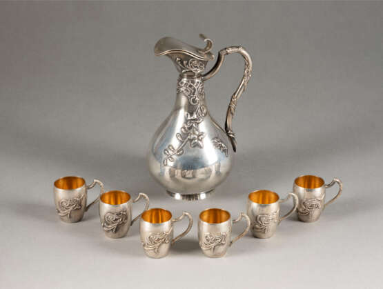 A SILVER DECANTER AND SIX BEAKERS WITH HANDLE Russian, M - фото 1