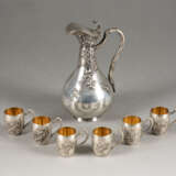 A SILVER DECANTER AND SIX BEAKERS WITH HANDLE Russian, M - Foto 1