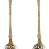 TWO SILVER-GILT AND NIELLO SPOONS Russian, Moscow, 1875 - Foto 1