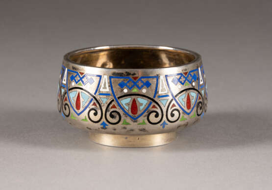 A SILVER-GILT AND CHAMPLEVÉ ENAMEL BOWL Russian, St. Pet - Foto 1