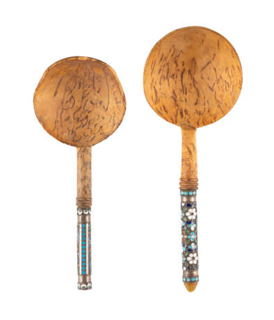 TWO BIRCHWOOD AND CLOISONNÉ ENAMEL SPOONS Russian, St. P - Foto 1