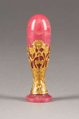 A FINE GOLD AND RHODONITE HAND SEAL WITH THE MONOGRAM OF - фото 1
