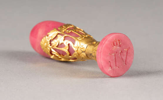 A FINE GOLD AND RHODONITE HAND SEAL WITH THE MONOGRAM OF - Foto 2