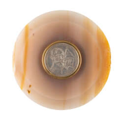 AN AGATE BOWL WITH A GOLD MOUNTED ROUBLE COIN Russian, 1