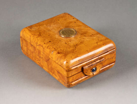 A BIRCH WOOD CASE WITH GOLD ROUBLE Russian, circa 1900 O - Foto 1