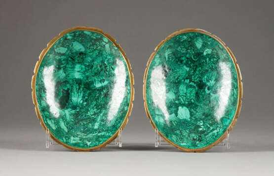 A PAIR OF MALACHITE BOWLS Russian, 19th century Of oval - photo 1
