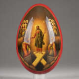 A LARGE PAPIER-MACHÉ AND LACQUER EASTER EGG SHOWING THE - Foto 1