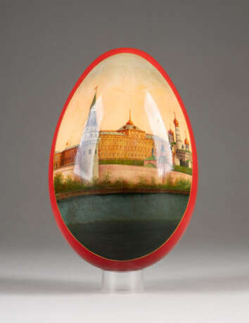 A LARGE PAPIER-MACHÉ AND LACQUER EASTER EGG SHOWING THE - Foto 2