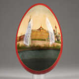 A LARGE PAPIER-MACHÉ AND LACQUER EASTER EGG SHOWING THE - Foto 2