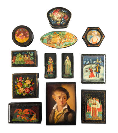 A COLLECTION OF TWELVE PAPIERMACHÉ AND LACQUER BOXES Sov - photo 1