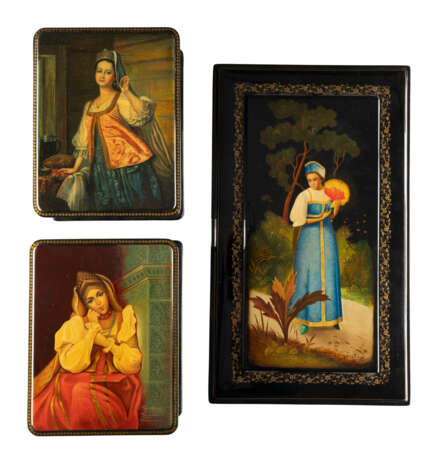 TWO PAPIERMACHÉ AND LACQUER BOXES AND A PANEL SHOWING YO - Foto 1