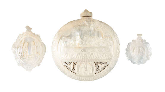 THREE MOTHER OF PEARL CARVINGS SHOWING THE NATIVITY OF C - фото 1