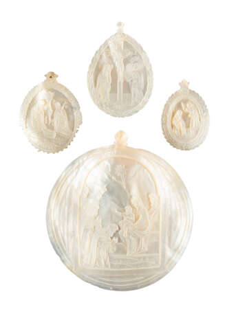 A COLLECTION OF FOUR CARVED MOTHER-OF-PEARL SHELL PLAQUE - Foto 1