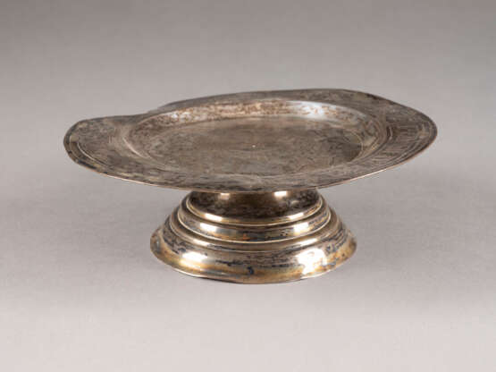 A SILVER DISKOS Russian, Moscow, 1810 With engraved deco - Foto 1