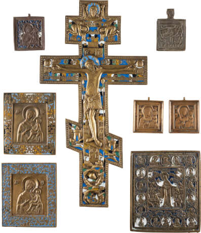 A LARGE CRUCIFIX AND SEVEN BRASS ICONS SHOWING THE IMAGE - Foto 1
