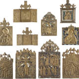 TWO TRIPTYCHS AND EIGHT BRASS ICONS SHOWING THE IMAGES O - Foto 1