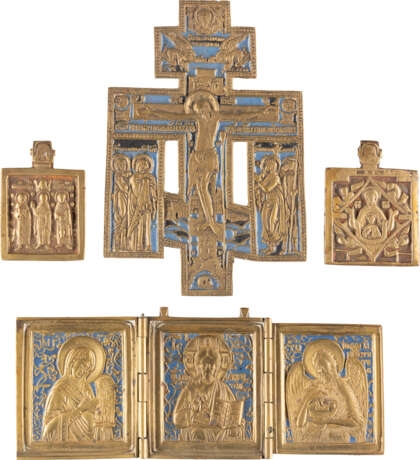 A CRUCIFIX, A TRIPTYCH AND TWO BRASS ICONS Russian, 17th - Foto 1