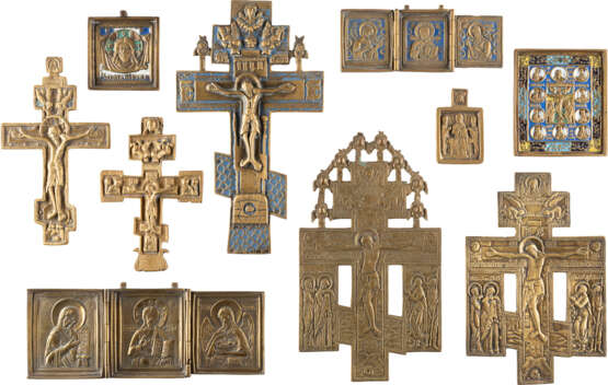 A SIGNED BRASS ICONS SHOWING MANDYLION, FIVE CRUCIFIXES, - фото 1