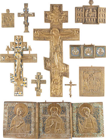 FIVE CRUCIFIXES, THREE TRIPTYCHS AND TWO BRASS ICONS Rus - фото 1
