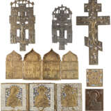 TWO BRASS ICONS, THREE CRUCIFIXES, A TETRAPTYCH AND A TR - Foto 1