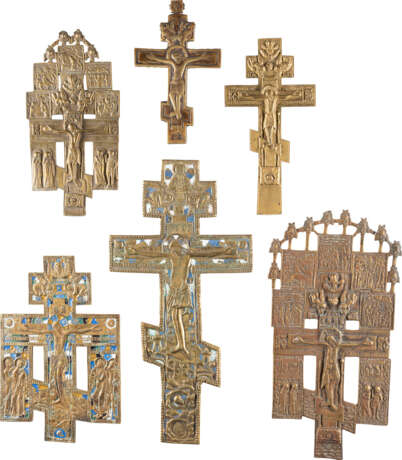 SIX CRUCIFIXES Russian, circa 1800-19th century Cast ion - фото 1