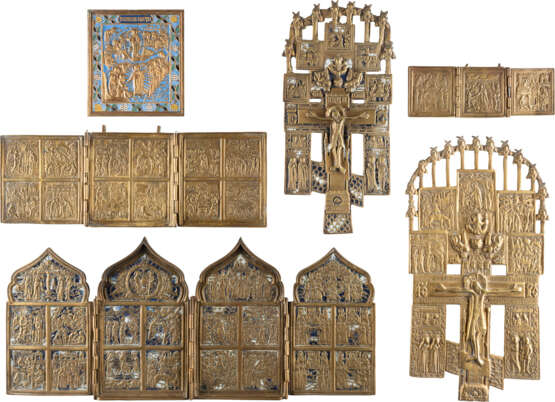 A TETRAPTYCH, TWO TRIPTYCHS, TWO CRUCIFIXES AND A BRASS - Foto 1