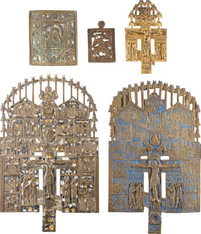 THREE CRUCIFIXES AND TWO BRASS ICONS Russian, 17th-19th - фото 1