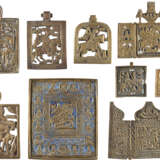 SEVEN BRASS ICONS AND TWO TRIPTYCHS SHOWING THE IMAGES O - Foto 1