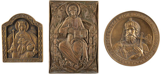 A BRASS MEDAL SHOWING ST. VLADIMIR, TWO BRASS ICONS SHOW - Foto 1