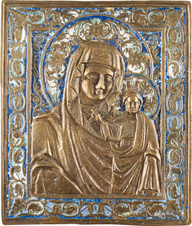 A LARGE AND ENAMEL BRASS ICON SHOWING THE MOTHER OF GOD - фото 1