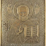 A LARGE BRASS ICON SHOWING ST. NICHOLAS OF MYRA Russian, - Foto 1