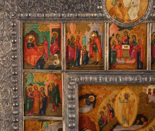 A SIGNED ICON OF THE ANASTASIS WITH 16 FEASTS AND GILDED SI - Foto 4