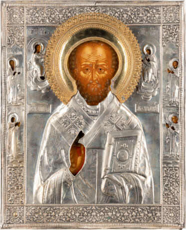 A LARGE ICON SHOWING ST. NICHOLAS OF MYRA WITH A SILVER OKL - photo 1