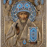AN ICON SHOWING ST. NICHOLAS OF MYRA WITH A SILVER-GILT AND - Foto 1