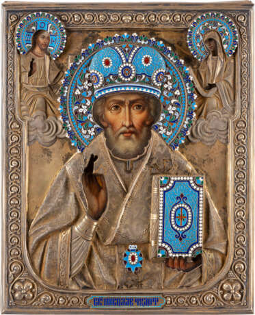 AN ICON SHOWING ST. NICHOLAS OF MYRA WITH A SILVER-GILT AND - Foto 1