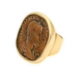 Antike Bronzemünze schmückt goldenen Ring - - Foto 2