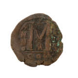 Zusammenstellung byzantinischer Bronzemünzen aus der Zeit Kaiser Justinians - - фото 2
